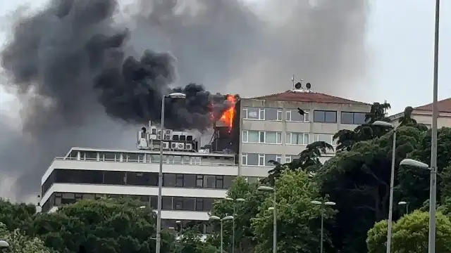 İstanbul Beyoğlu'nda 5 Katlı Binada Yangın: Yaralı ve Ölü Yok