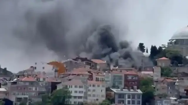 İstanbul Fatih'te Bina Yangını: Alevler Çevredeki Araçlara Sıçradı