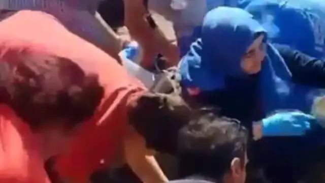 İzmir Aliağa'da Denize Giren Baba ve İki Çocuğu Boğulma Tehlikesi Geçirdi