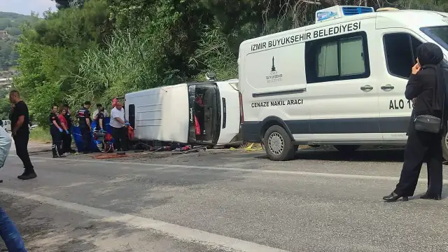 İzmir'de işçileri taşıyan minibüs devrildi: 1 kişi hayatını kaybetti