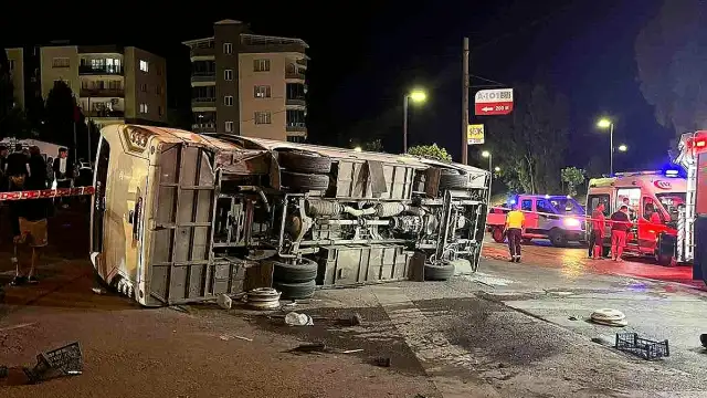 İzmir'de Trafik Kazası: Servis Otobüsü ile Otomobil Çarpıştı, 4 Yaralı