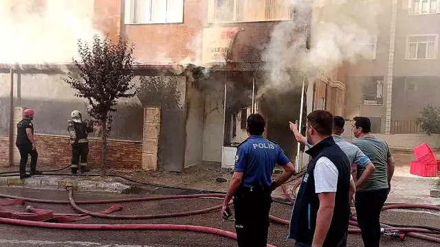 Kocaeli'de Yumurta Dükkanında Çıkan Yangına İş Makinesiyle Müdahale Edildi