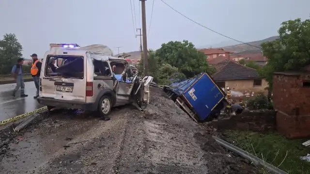 Manisa Kula'da 3 Aracın Karıştığı Trafik Kazası: 2 Ölü, 4 Yaralı