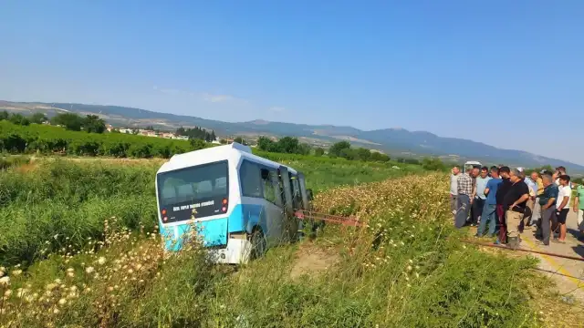 Manisa Şehzadeler'de Minibüs Şarampole Devrildi: 6 Yaralı