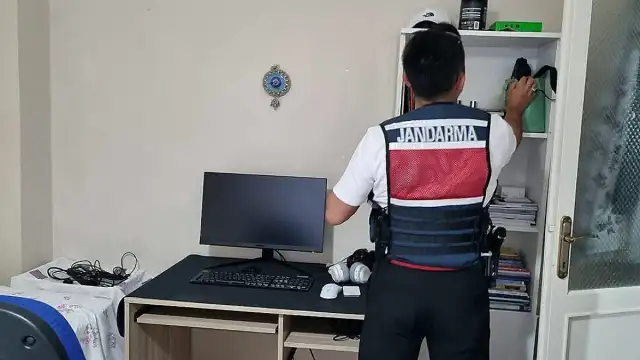 MİT'ten İstanbul ve Kocaeli'de Kredi Kartı Şebekesine Eş Zamanlı Operasyon: 3 Şüpheli Gözaltına Alındı