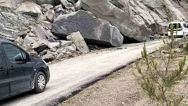Sinop Ayancık'ta Heyelan Nedeniyle Köy Yolu Ulaşıma Kapatıldı