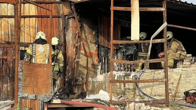 Sultangazi'de Plastik Eşya Deposunda Yangın