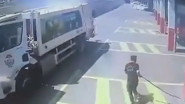 Yalova'da Seyir Halindeki Çöp Kamyonunda Çıkan Yangın İtfaiye İstasyonunda Söndürüldü