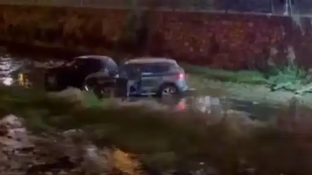 Yunuseli Mahallesi'nde zincirleme trafik kazası: 2 otomobil dereye savruldu