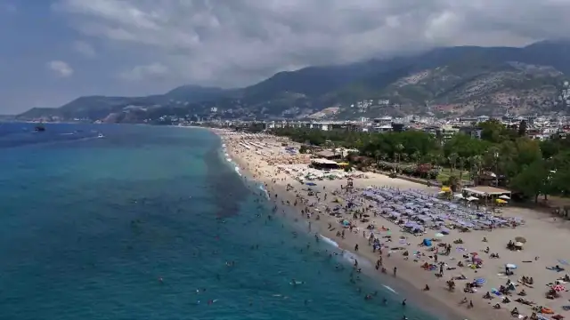 Alanya Sahillerinde Yaz Yoğunluğu: Sıcaklık ve Nem Oranı Artış Gösterdi
