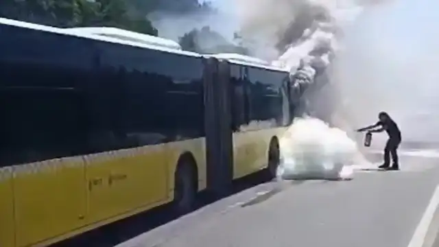 Ataşehir'de İETT Otobüsünde Yangın: Yolcular Güvenli Şekilde Tahliye Edildi