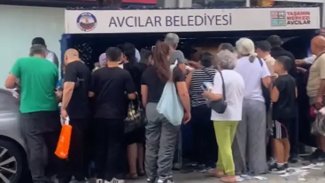 Avcılar'da Çöpe Atılan Telefon Kılıfları İçin Vatandaşlar Sıraya Girdi