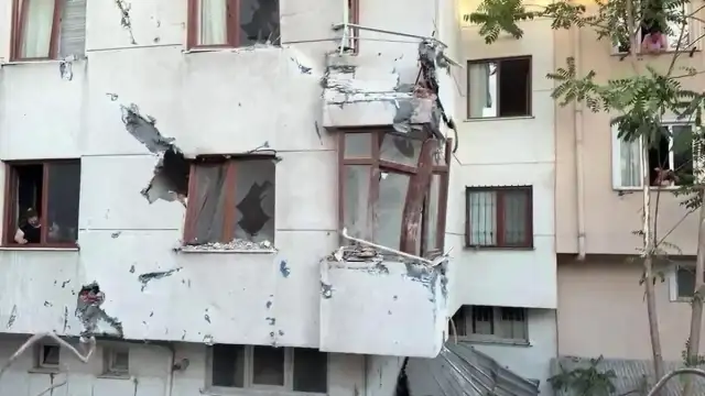 Bakırköy'de Kentsel Dönüşüm Çalışması Sırasında Bina Çökmesi: Yan Apartmana Devrildi