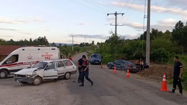 Bilecik Yenipazar'da İki Otomobil Çarpıştı: 10 Yaralı