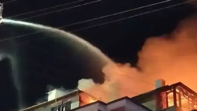 Bolu'da apartman yangını: Çatı katı kullanılamaz hale geldi