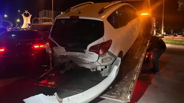 Çorum'da Kontrolden Çıkan Otomobil Park Halindeki Araca Çarptı: 4 Yaralı