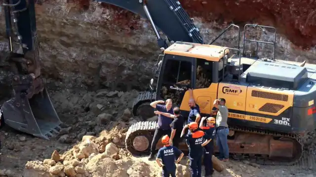 Denizli Merkezefendi'de inşaat kazası: Kepçe operatörü göçük altında can verdi