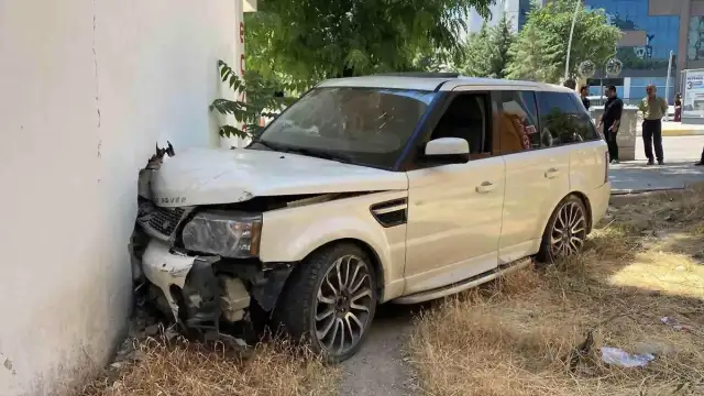 Elazığ'da Kontrolden Çıkan Cip Kaldırıma Çarptı: 2 Yaralı