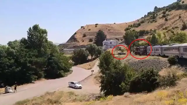 Elazığ'da Yolcu Treni ile Otomobil Çarpıştı: Kaza Anı Kamerada
