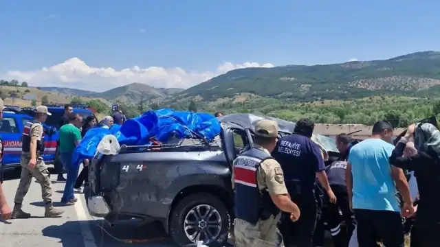 Erzincan'da Kamyonetin Devrilmesi Sonucu 1 Kişi Yaşamını Yitirdi, 3 Kişi Yaralandı