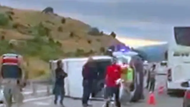 Erzincan'da Minibüs Devrildi: 6'sı Çocuk 16 Yaralı