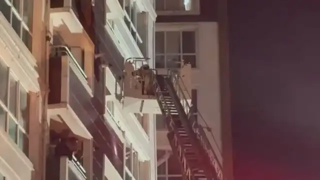Esenyurt'ta 14 Katlı Binada Yangın: Mahsur Kalan 13 Kişi Tahliye Edildi