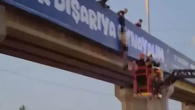 Gebze'de üst geçitte cansız beden bulundu
