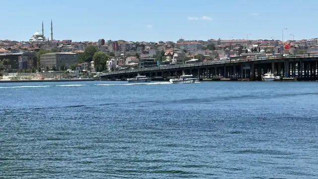 Haliç'te Tur Teknesi Köprü Ayağına Çarptı: Bir Personel Denize Düştü