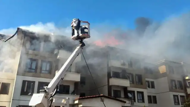 Hatay Hassa'da İki Binanın Çatısı Yangın Nedeniyle Kullanılmaz Hale Geldi