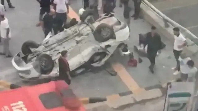 İskenderun'da Trafik Kazası: Bariyerlere Çarpan Otomobil Takla Attı, 2 Ölü, 3 Yaralı