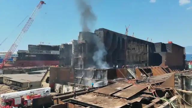 İzmir Aliağa'daki Gemi Söküm Tesislerinde Yangın Çıktı