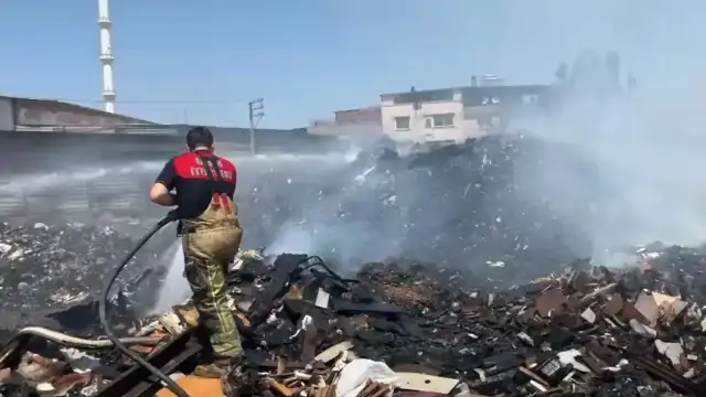 İzmir Seyhan Mahallesi'nde Çöplük Alanında Yangın Paniği