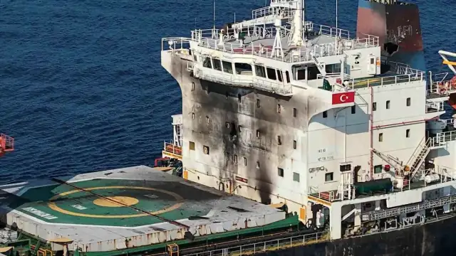 Karadeniz'de Dron Saldırısına Uğrayan Türk Bayraklı Gemi Trabzon Limanı'na Ulaştı