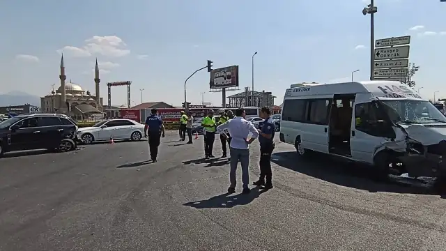Kayseri'de Minibüs ve Otomobil Çarpıştı: 8 Yaralı