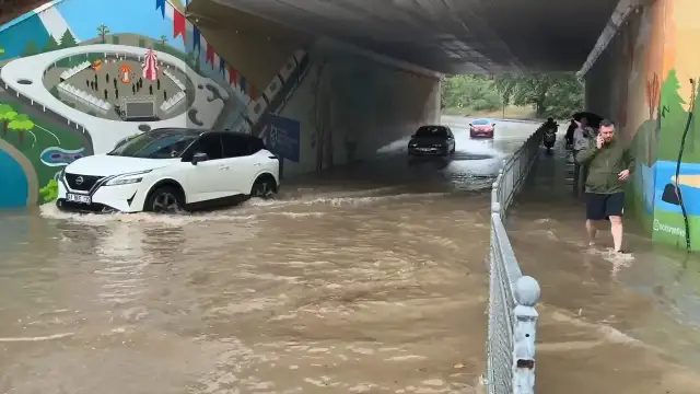 Kocaeli'nde Sağanak Yağış: İzmit'teki Alt Geçit Suyla Doldu