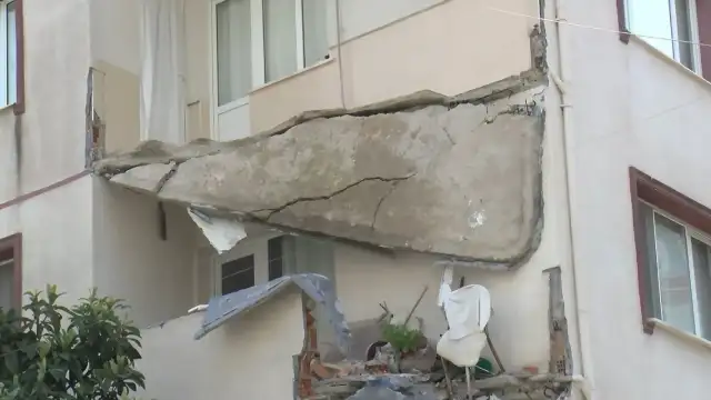 Küçükçekmece'de 5 Katlı Binanın Balkonu Çöktü: Bina Tahliye Edildi