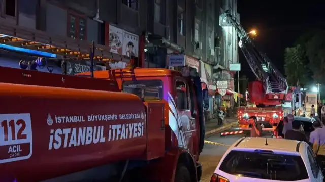 Küçükçekmece'de İş Merkezinde Yangın: 4 İş Yerinde Hasar Oluştu