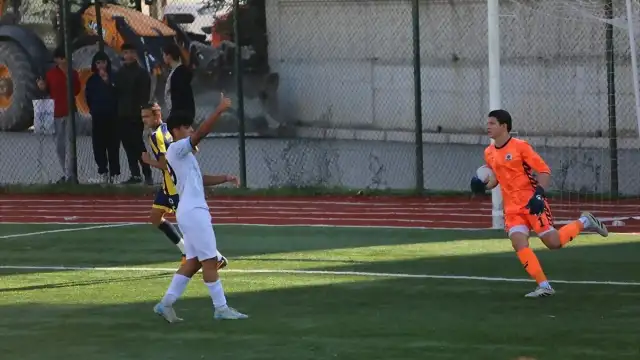 Menemen FK'da Genç Kaleci A.Ö. ile Profesyonel Sözleşme İmzalandı
