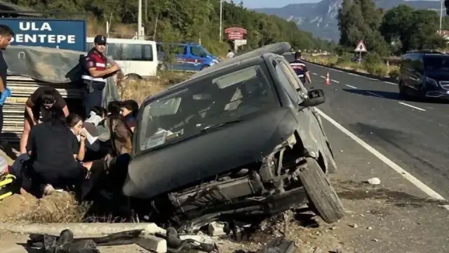Muğla'nın Ula İlçesinde Turist Taşıyan Araç Devrildi: Altı Yaralı