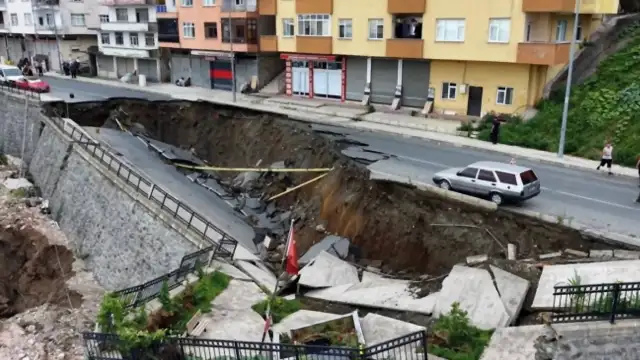 Rize'de Öğrenci Yurdu İnşaatı Sırasında Yol Çöktü