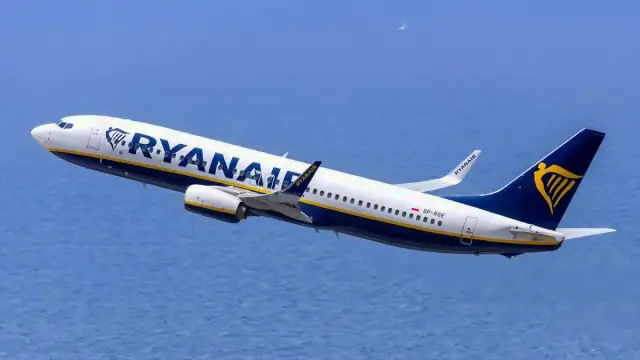 Ryanair Uçuşunda Pencere Arızası: Bir Yolcu Bacaklarından Tutularak Kurtarıldı