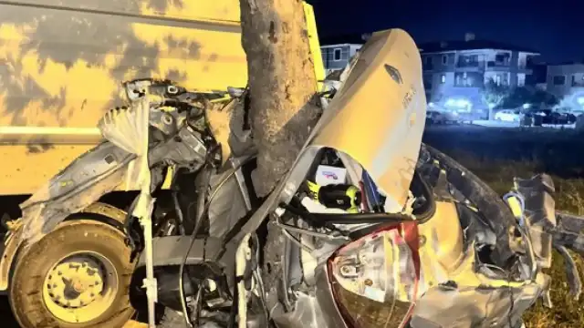 Sakarya'da Ağaca Çarpan Otomobil İkiye Bölündü: Sürücü Yaralı Kurtuldu