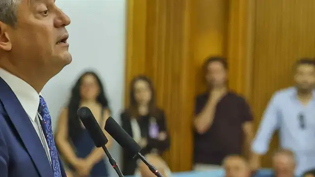 Siyaset Kulisi: Özgür Özel ve Ekibi Yeni Bir Parti Kurma Yolunda