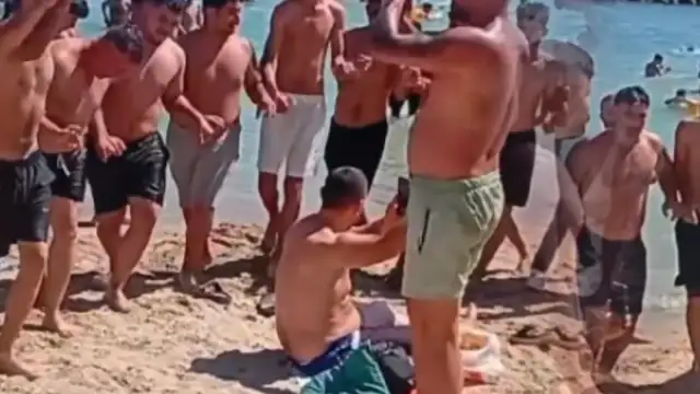 Caddebostan'da Yüksek Sesli Müzikle Halay Çeken Gruba Tepkiler: Kamusal Alan Kullanımı Tartışılıyor
