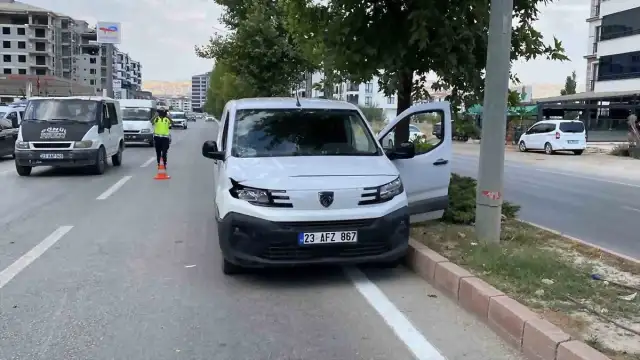 Elazığ'da Hafif Ticari Aracın Çarptığı Yaya Ağır Yaralandı