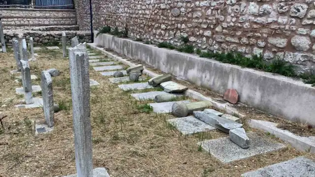 Fatih'teki Tarihi Hazirede 7 Mezar Taşına Zarar Verildi