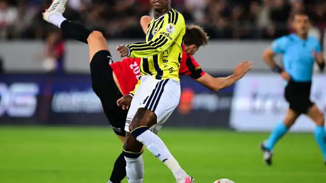 Fransız basınından Fenerbahçe'ye yönelik eleştiriler: Borç ve transfer harcamaları mercek altında