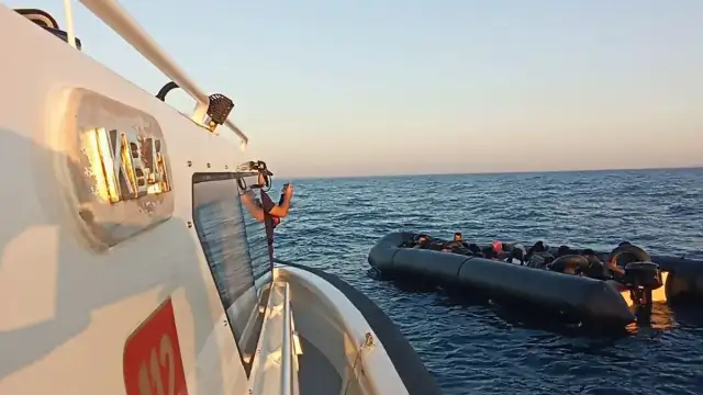 İzmir Açıklarında 73 Düzensiz Göçmen Yakalandı
