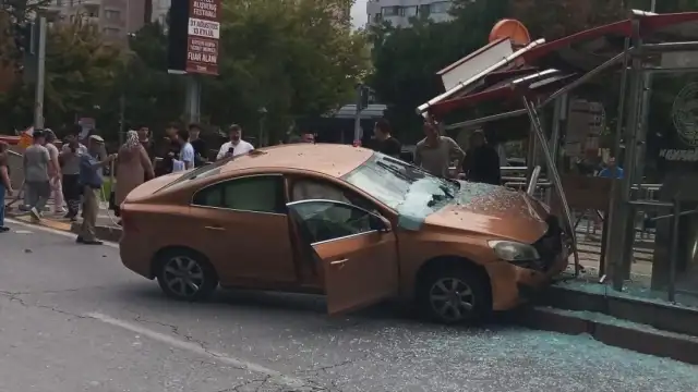 Kayseri'de Tramvay Durağına Giren Otomobil: 1 Yaralı
