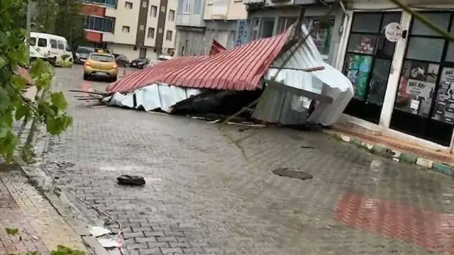 Şavşat'ta Fırtına Nedeniyle Çatı Uçtu, Park Halindeki Aracın Üzerine Düştü